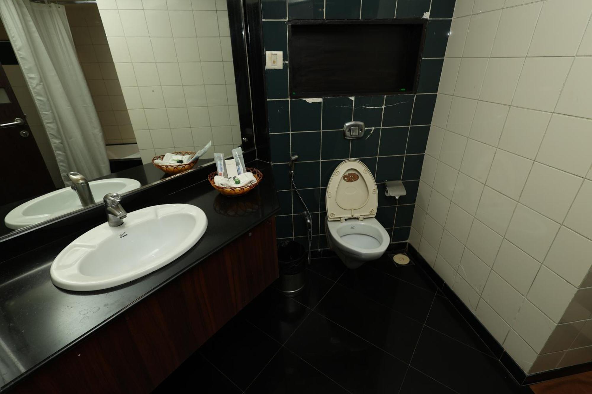 Quaint Suites Hotel & Banquet Mumbai Exterior foto